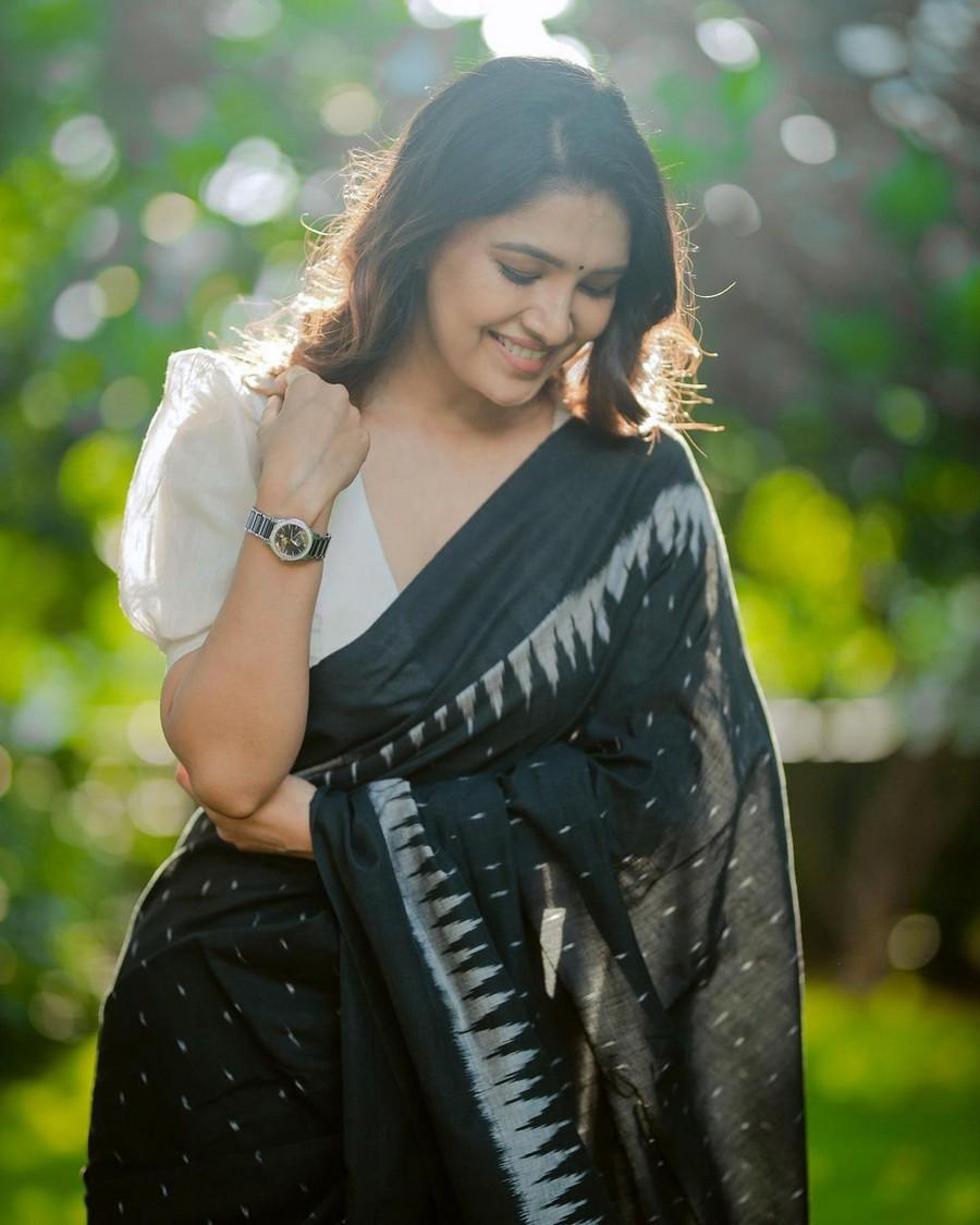 Beautiful Pics Of Vani Bhojan In Saree Telugu Rajyam Photos